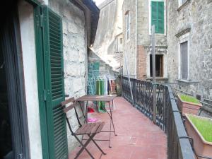 a balcony with a table and chairs on a balcony at La Crisalide in Sorano