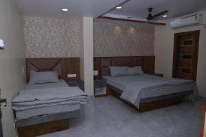 Postel nebo postele na pokoji v ubytování Hotel Satyabhama Lodge + 3 fotografie