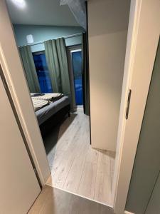 Alpan Apartments, Lyngenfjord في Olderdalen: غرفة بباب يؤدي لغرفة النوم +68 صورة