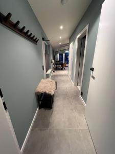 Alpan Apartments, Lyngenfjord في Olderdalen: ممر مع ممر يؤدي إلى غرفة مع باب