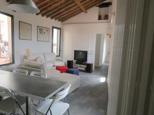 a living room with a white couch and a table at La Crisalide in Sorano