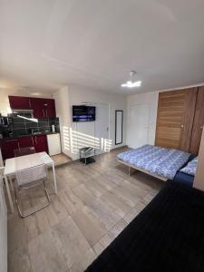 un salon avec un lit et une table dans l'établissement STUDIO 50m de gare de st-louis, à Saint-Louis