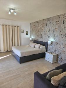 a bedroom with a bed and a couch at Ferriere Apartment in Scala