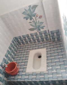 Et badeværelse på Solapur Comfort Stay - budget friendly private guest rooms