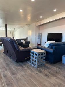 een woonkamer met een bank en een tafel bij Willowbend Bunkhouse 