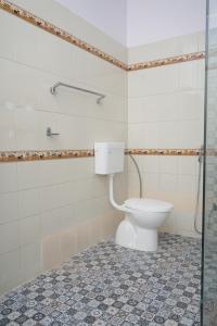 un baño con inodoro y ducha en Hotel Karni Niwas, en Jaipur 67 fotos más