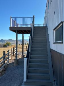 een trap die naar een gebouw met een terras leidt bij Willowbend Bunkhouse  +23 foto's