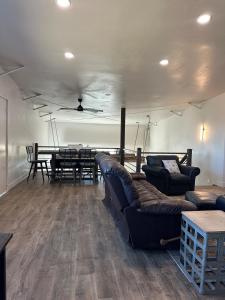 een woonkamer met banken en een eettafel bij Willowbend Bunkhouse 