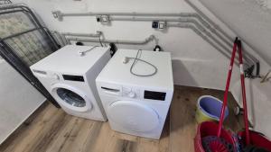 カラルツォにあるCasa Nerinaの- 洗濯機&乾燥機(客室の隅に設置)