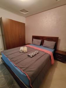 En eller flere senge i et værelse på Cozy apartment close to the beach + 2 billeder