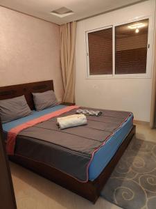 En eller flere senge i et værelse på Cozy apartment close to the beach