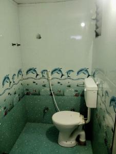 Et badeværelse på Solapur Comfort Stay - budget friendly private guest rooms