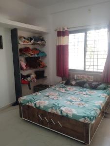 En eller flere senge i et værelse på Solapur Comfort Stay - budget friendly private guest rooms