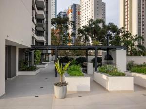 een binnenplaats in een stad met een potplant bij Solar Explore Botanico in Curitiba