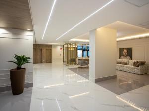 een woonkamer met een persoon op een bank bij Solar Explore Botanico in Curitiba +46 foto's