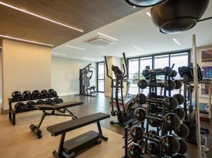 een fitnessruimte met een heleboel apparatuur in een kamer bij Solar Explore Botanico in Curitiba