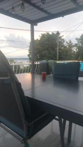 een tafel en stoelen met een laptop op een patio bij Kuća za odmor Dramalj in Dramalj +15 foto's