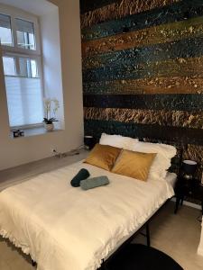 Posto letto in camera con muro di mattoni di Old Town Pomorska Luxury Apartment a Breslavia