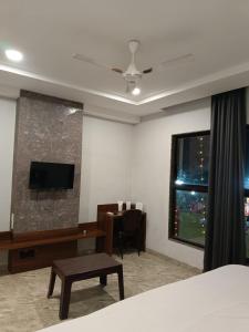 Un televizor și/sau centru de divertisment la Madhuban Garden And Resort