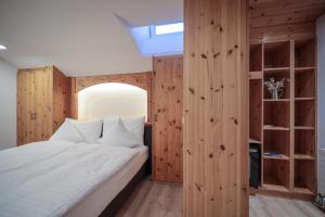 Ένα ή περισσότερα κρεβάτια σε δωμάτιο στο Hotel Sonnenhalde, Arosa