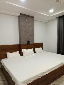 Un pat sau paturi într-o cameră la Madhuban Garden And Resort