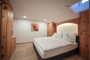 Ένα ή περισσότερα κρεβάτια σε δωμάτιο στο Hotel Sonnenhalde, Arosa