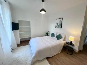 Giường trong phòng chung tại Doux Pavillon - La suite Hirvi - Hyper centre