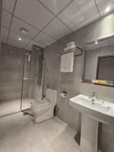 Baghdad Business Hotel - فندق اعمال بغداد في بغداد: حمام مع دش ومرحاض ومغسلة