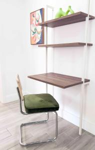 een stoel voor een muur met planken bij Cloud Nine - Wilton Drive Jacuzzi Backyard in Fort Lauderdale