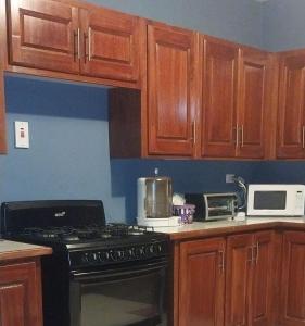 Kuchyň nebo kuchyňský kout v ubytování Charming Piarco Home with Garden View