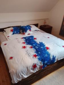 Una cama con adornos navideños encima. en Melisa's Holiday Home, en Mostec