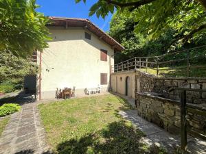 a house with a yard with a table and chairs at Casa con giardino e vista sulle montagne in Cutigliano