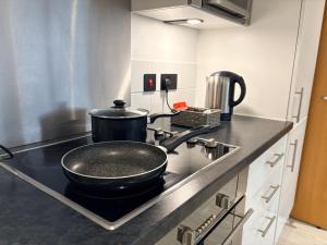 Kuchyň nebo kuchyňský kout v ubytování Modern 2-Bed Apartment in York City Centre - Walk to Christmas Market and Top Attractions