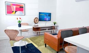 een woonkamer met een bank en een tafel bij The Hideaway - Wilton Manors in Fort Lauderdale