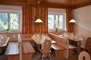 Restauracja lub miejsce do jedzenia w obiekcie Ski In-Ski Out - Gästehäuser Saalbach-Hinterglemm - Wallegghof Christianhof