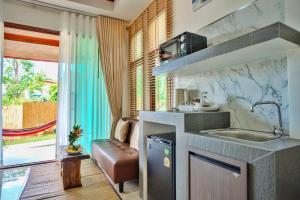 Kuchyň nebo kuchyňský kout v ubytování The Holiday Garden View