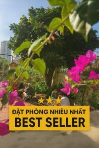 Kim's Homestay & Villa في ها لونغ: لافتة صفراء مكتوب عليها "بات فونغ نها" (الكتاب الأكثر مبيعاً)