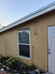 een huis met een raam en een deur bij LakePoolBeachVacatuonHouse225d9Prs 