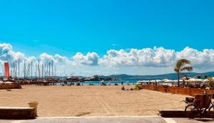 a beach with a bunch of people on it at Studio avec terrasse sud proche bord de mer in Sainte-Maxime