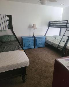 een slaapkamer met 2 stapelbedden en een blauwe dressoir bij LakePoolBeachVacatuonHouse225d9Prs  +17 foto's