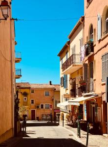 an empty street in a town with buildings at Studio avec terrasse sud proche bord de mer in Sainte-Maxime