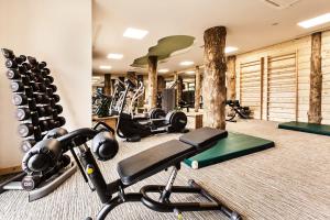 Posilňovňa alebo fitness centrum v ubytovaní Hotel Partizán