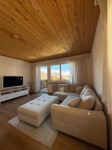 TV/trung tâm giải trí tại Sonniges Apartment im Zentrum mit Bergblick