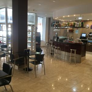 A restaurant or other place to eat at Aparthotel Bahía