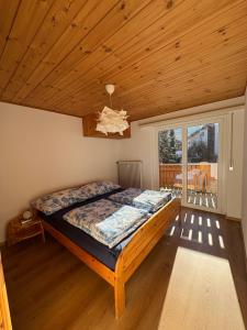 Giường trong phòng chung tại Sonniges Apartment im Zentrum mit Bergblick