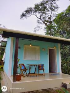 帕拉蒂Camping Águas da Bocaina的前面有桌子的房子