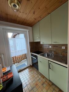 Kuchyň nebo kuchyňský kout v ubytování Sonniges Apartment im Zentrum mit Bergblick