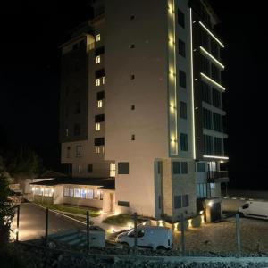 ein großes Gebäude mit auf einem Parkplatz abgestellten Autos in der Unterkunft Le Paradis Du Figuier in Boumerdes + 2 Fotos