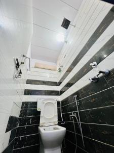 Koupelna v ubytování Hotel the saffron leaf inn