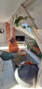 Małopolskie Swojskie في Olszyny: غرفة معيشة مع كراسي وأريكة وطاولة